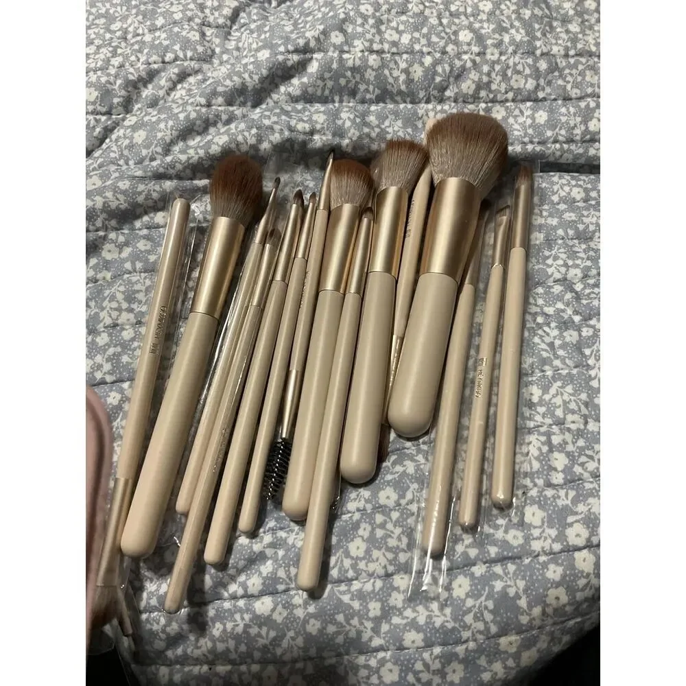 Hemkgo 18pcs Professional Premium Makeup Brushes with 2 Powder Puff & Travel Bag